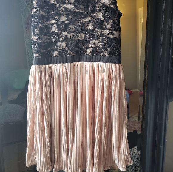 Lace & Silk Flow Dress - Picture 2 of 4